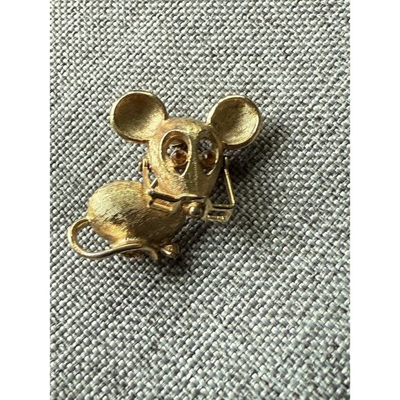 Vintage Avon Mouse Brooch Articulated Moving Glasses Amber Rhinestone Eyes Pin - Picture 1 of 5